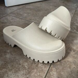 Platform sandal clogs (tan)